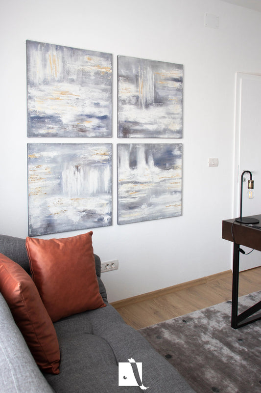 Set de 4 tablouri decorative realizate manual in relief cu vopsea acrilica alb gri negru albastru si auriu plasat in context de amenajare modern