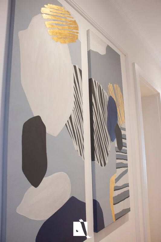 Set de picturi decorative moderne in stil abstract cu forme geometrice realizat manual in acrilic nuante de albastru alb maro si auriu