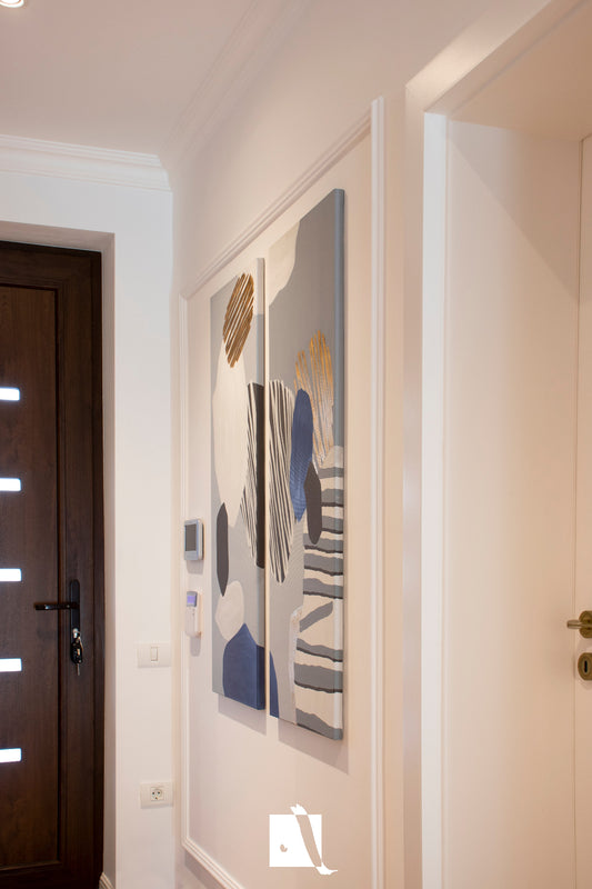 Set de picturi decorative moderne in stil abstract cu forme geometrice realizat manual in acrilic nuante de albastru alb maro si auriu plasat in context de amenajare modern in hol