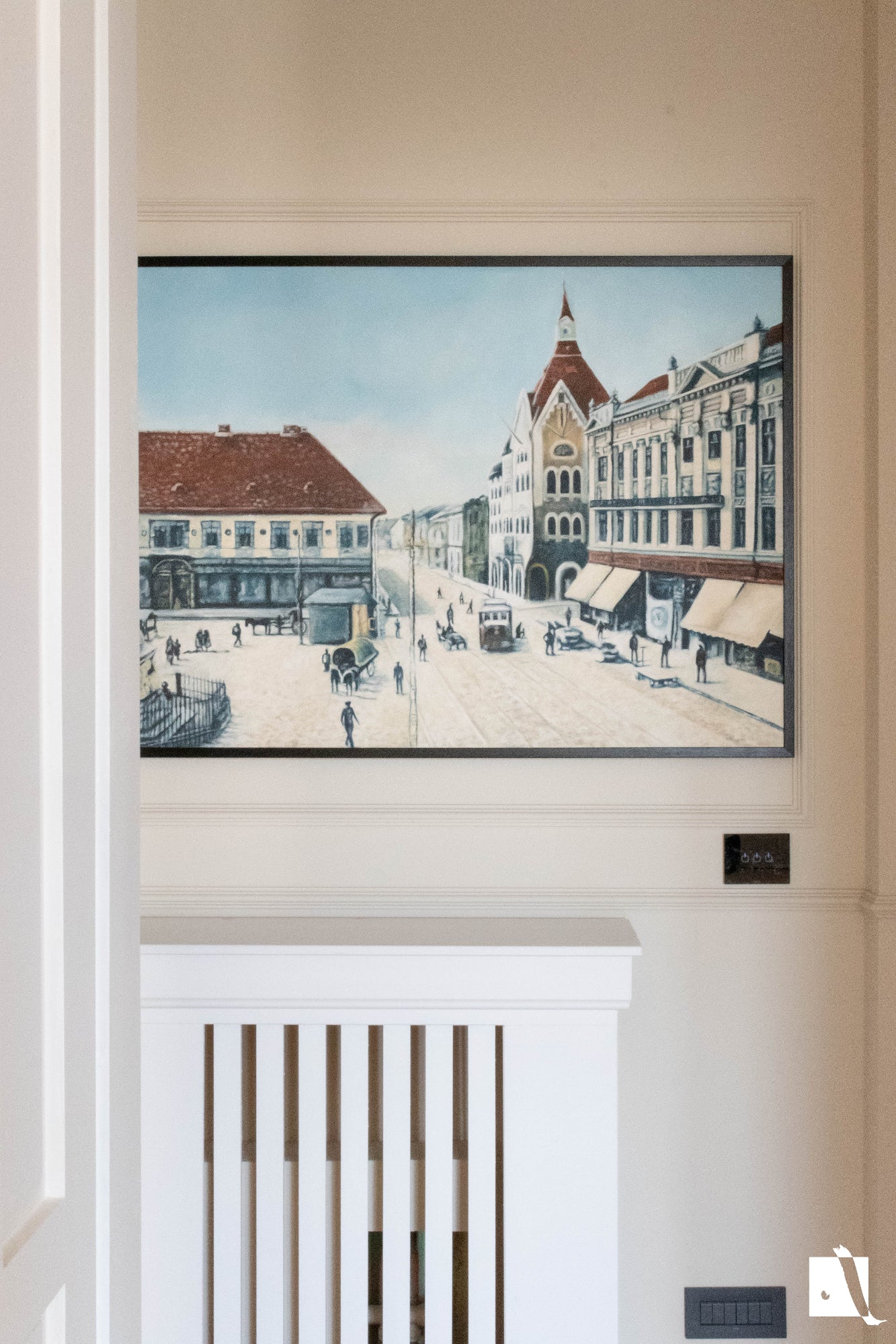 pictura cu peisaj urban cu piata traian din timisoara efect vintage dupa poza veche realizat manual in vopsea acrilica plasat  in context de amenajare classica