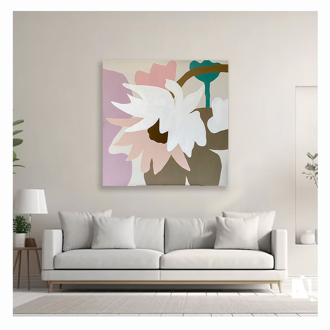 pictura decorativa abstracta minimalista tematica floare cu nuante crem maro ov roz alb si verde in amenajare moderna contemporana living room