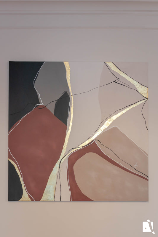 pictura abstracta decorativa cu nuante de negru, gri, bejuri, bordo/rosu si foita de aur in forme abstracte