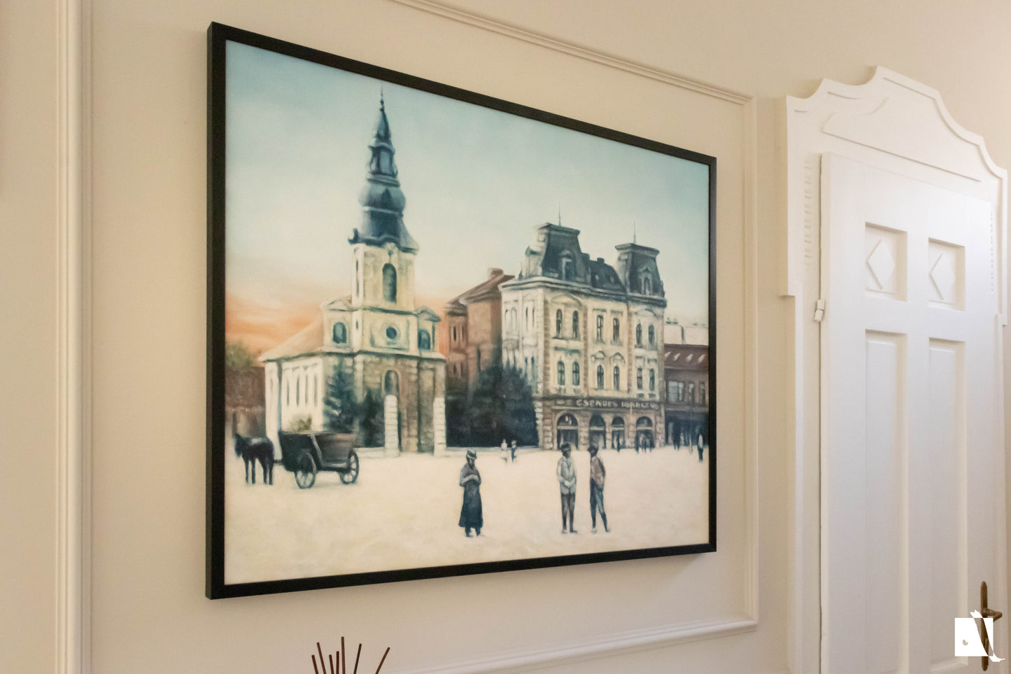 pictura realista cu peisaj urban despre piata traian din timisoara dupa o poza veche asezat in context classic de amenajare