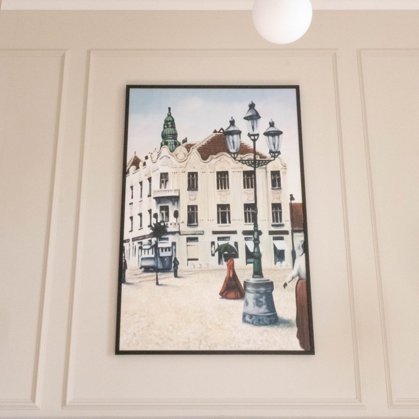pictura realizata manual pe comanda, in stil realist. Ea depicteaza Palatul Alexandru Pisica din Piata Iosefini Timisoara dupa o fotografie veche. Pictura asezata pe perete in context classic