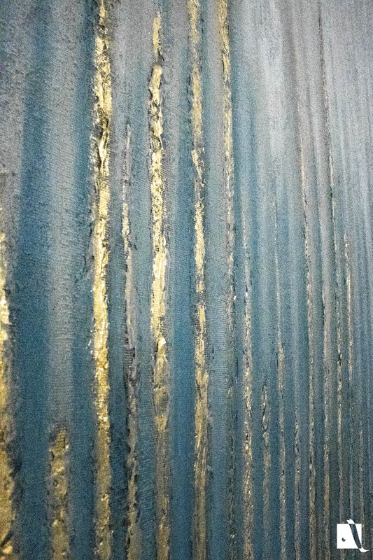 pictura decorativa cu linii aurii in relief verticale albatru si crem